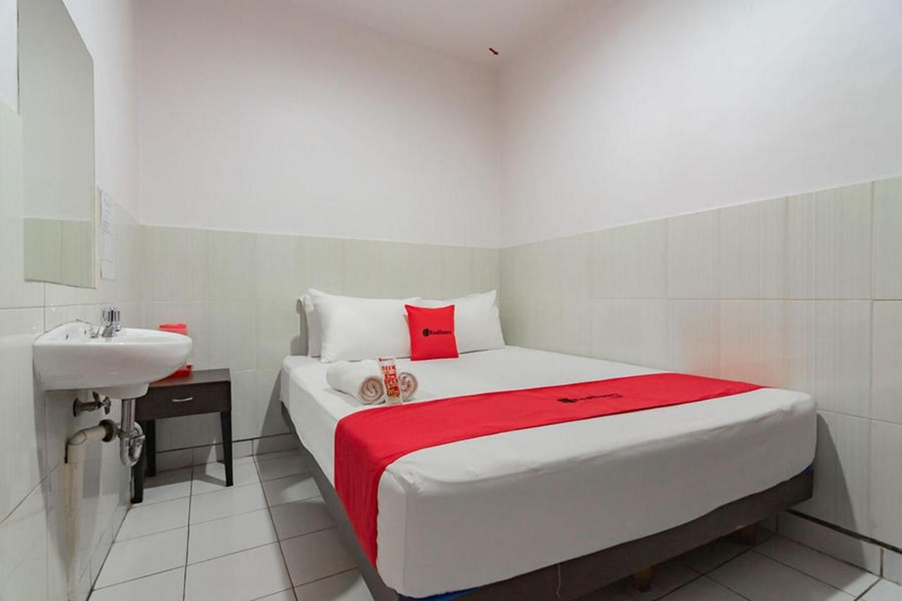 Hotel Reddoorz @ Komplek Mall 2*